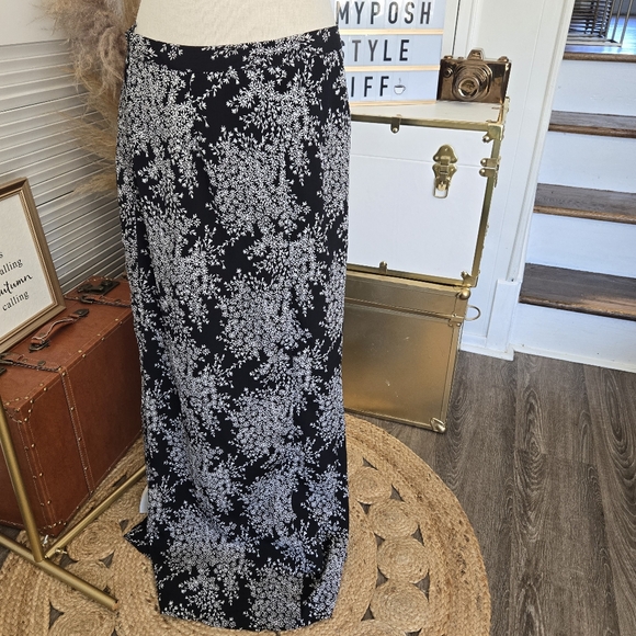 BEAUTIFUL BLACK FOREVER 21 MAXI SKIRT WITH WHITE FLORAL PATTERN 🖤🤍 - Picture 7 of 10